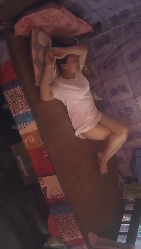 看老淫棍逛老媪红灯区，都是熟女级别不穿内裤，50块还嫌贵，30行不行，回去跟你老婆做不要钱，青菜都涨价了！