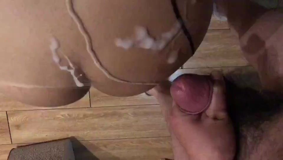 只有骚逼才会有的行为，刺不刺激，做爱给姐姐打电话，还讨论起北京的疫情来了，呻吟着回答姐姐的问题！