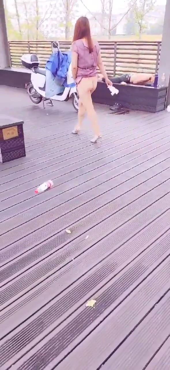 和骚货妻子兔兔出来散步，看到有人睡觉，心血来潮把内裤脱了想放他身上，没敢这么做，最后放在他的车头！