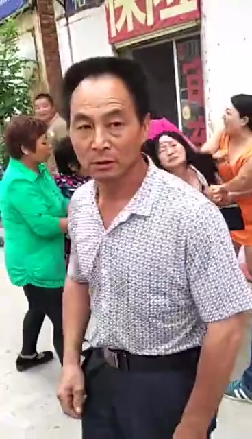 奸夫淫妇被娘家人拖到大街上，老母亲强行把小三的胸罩拉下，兄弟把男的狠狠揍！