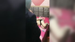 捉奸在床，婆娘出轨，老公叫上兄弟拿上电击棒，婆娘被电的很刺激害怕啊 啊啊啊啊！