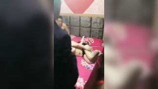 捉奸在床，婆娘出轨，老公叫上兄弟拿上电击棒，婆娘被电的很刺激害怕啊 啊啊啊啊！