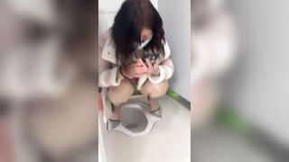 和骚货干妈户外溜街，干妈进女厕尿尿，叫我进去录下来，户外小湖边蹲着尿尿，贼刺激！