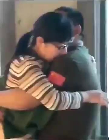 保安大哥太牛逼了上着班都能勾引少妇，楼道这个姿势插进去真需要技术含量，结果被同事偷偷录下这一幕