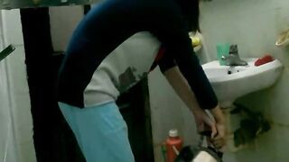 窗外偷看邻家小妹洗澡 处女就是不一样 胸部挺拔又饱满