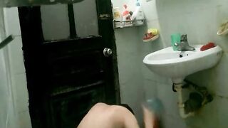 窗外偷看邻家小妹洗澡 处女就是不一样 胸部挺拔又饱满