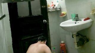 窗外偷看邻家小妹洗澡 处女就是不一样 胸部挺拔又饱满