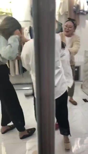 小三在服装店上班，正房直接找上店厮打，这小三猛啊出门上班不穿内裤，厮打中露出旺盛的毛毛，路人都惊呆了！