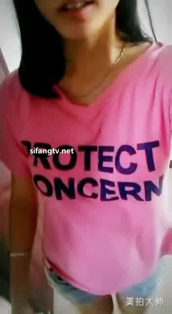 未婚单亲小美女妈妈，淫语发骚，想喝奶吗我挤给你喝甜甜的哦，隔着牛仔短裤自慰揉阴蒂，湿禁一大片，湿啦诱惑！