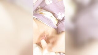 萌萌萝莉【一只肉酱阿】AV棒抽插水灵灵的小穴，拨弄出很多白色淫液，越插越痒，手速越快呻吟越淫荡！