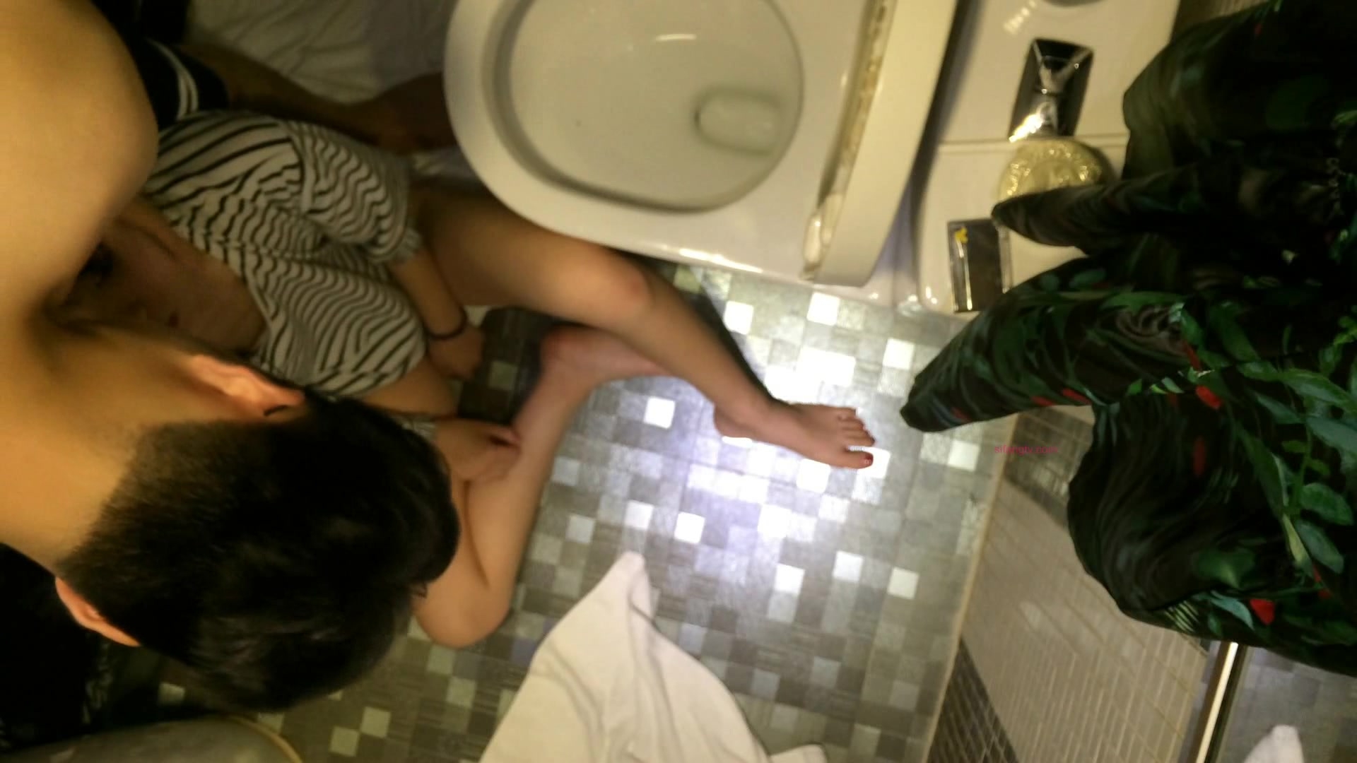 小哥的清纯长腿小女友喝多了在卫生间说胡话，醉酒晕头转向的，被拉到床上后入美臀