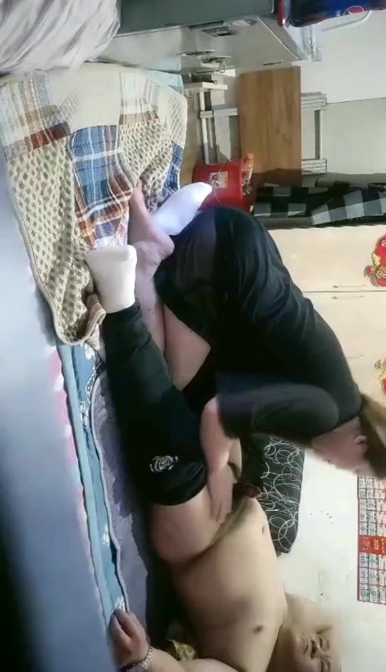 白肤肥臀少妇小区里租房接客与熟人光头大叔边做边唠家常干一半大叔拿出手机边干边录说自己看内射对白有趣