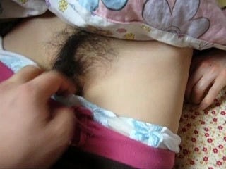 趁妹子熟睡,用手指抠她B,插她菊花,最后再撸管射她一脸！