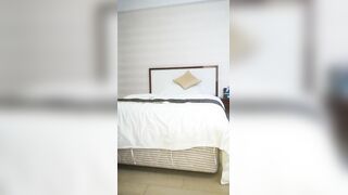 酒店网约1000块全活牛仔裤丰满气质少妇直接给现金这骚货床上功夫了得吹箫技术一流