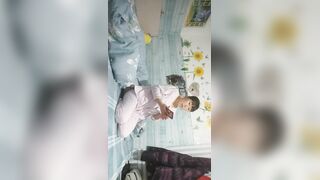 《李总探花》约良家骚女居家操逼，撩开被子吸吮舔屌，张开双腿激情猛操，大叔激动了没几下就搞射了