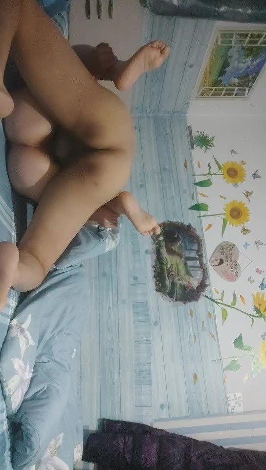 《李总探花》约良家骚女居家操逼，撩开被子吸吮舔屌，张开双腿激情猛操，大叔激动了没几下就搞射了