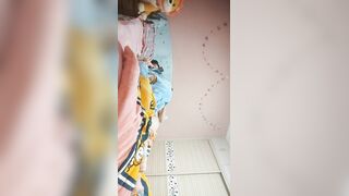 《李总探花》约良家人妻居家操逼，被窝里正入抽插，主动骑乘骚浪淫叫，很爽的样子一直呻吟嗯嗯