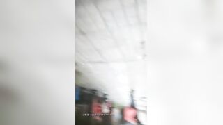 《嫖娼不戴套》新炮区城中村扫街先内射少妇对白搞笑玩个狠姿势被拒说怕把B搞坏还指它赚钱呢完事又内射一个阿姨