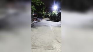 《小黑探花》骑着心爱的小摩托，红灯区坐着一排小姐姐，挑了一个小房间操，正入揉着奶子猛插