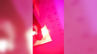 《小黑探花》骑着心爱的小摩托，红灯区坐着一排小姐姐，挑了一个小房间操，正入揉着奶子猛插