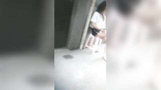 《嫖娼不戴套》城中村扫街选逼白肤大长腿少妇无套内射趴她身上疯狂发泄欲望把站街女干到逼痒高潮