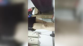 《嫖娼不戴套》城中村扫街选逼白肤大长腿少妇无套内射趴她身上疯狂发泄欲望把站街女干到逼痒高潮