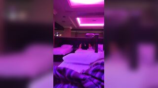 《东北小老弟探妓窝》洗浴中心5月6日与哥们组队撩了两位小姐约出到宾馆4P一个楼上一个楼下交换着肏干马尾辫小贱货最带感