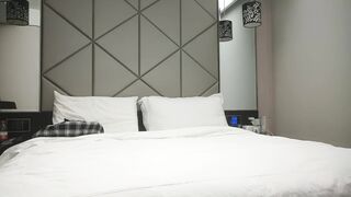 【用利抽插】经典名场面极品小萝莉，JK装扎起双马尾，边操边揉阴蒂持续输出，受不了啊啊叫高潮多次