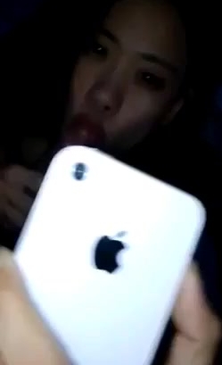 小妹吃鸡还不忘自拍估计是想分享给闺蜜看看她吃得鸡巴很粗