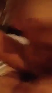 小妹主动抓着大鸡巴塞进自己的小逼