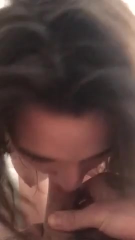吐点口水在鸡巴上面润滑一下玩深喉