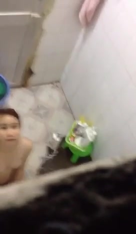 偷拍个小妹洗澡被发现了