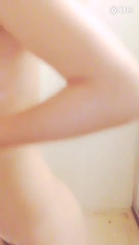 浴室洗澡都不忘记玩玩自拍