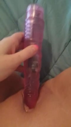 无毛白虎按摩完再拿假鸡巴直插