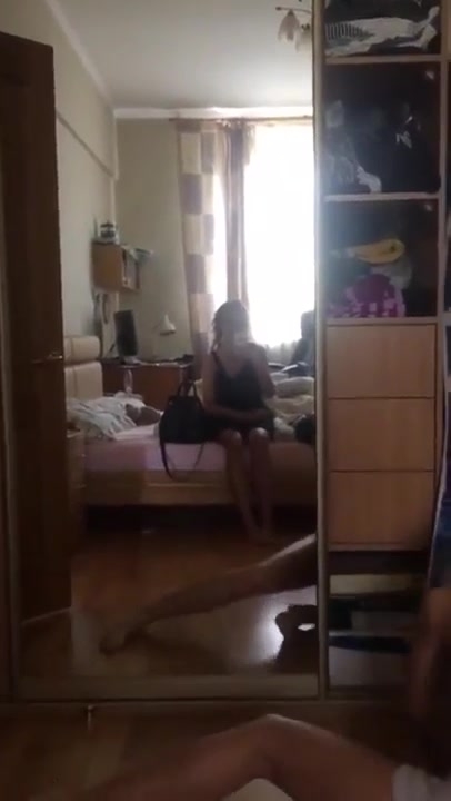 小妞一起床就对着镜子跳舞