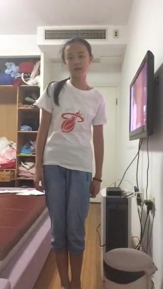 妹子这么小就敢露了是个狠人