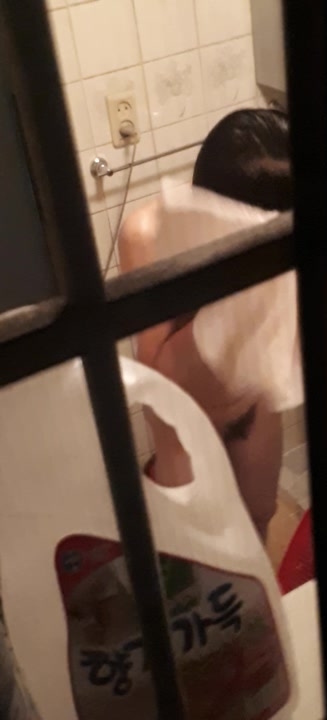 每晚都来偷看阿姨洗澡