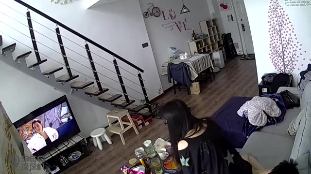 监视器拍到在家边看电视、手机 边啪啪啪