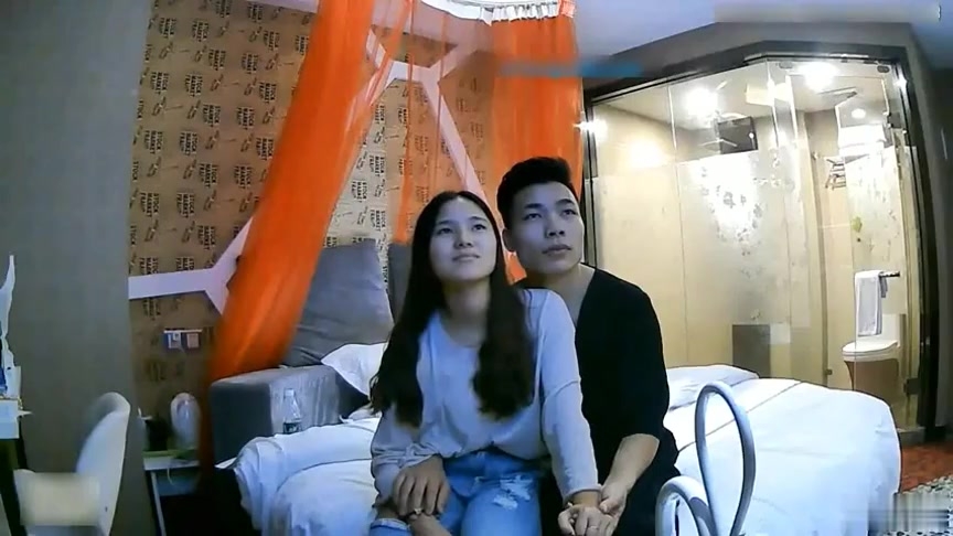喜欢健身又不爱带胸罩的清纯美女被刚认识的健身教练酒店各种动作操了30多分钟还不射,美女受不了不干了 _ 中文 内射..