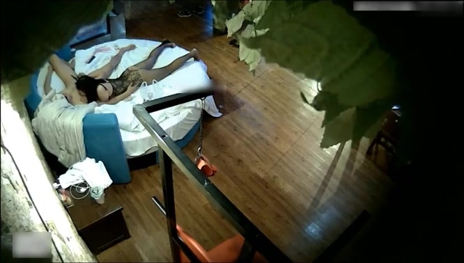外表清纯白嫩苗条美女内心热情似火穿黑丝连体情趣装轻SM给男友毒龙干2炮肏的哎呀大叫娇嫩呻吟声像个女优