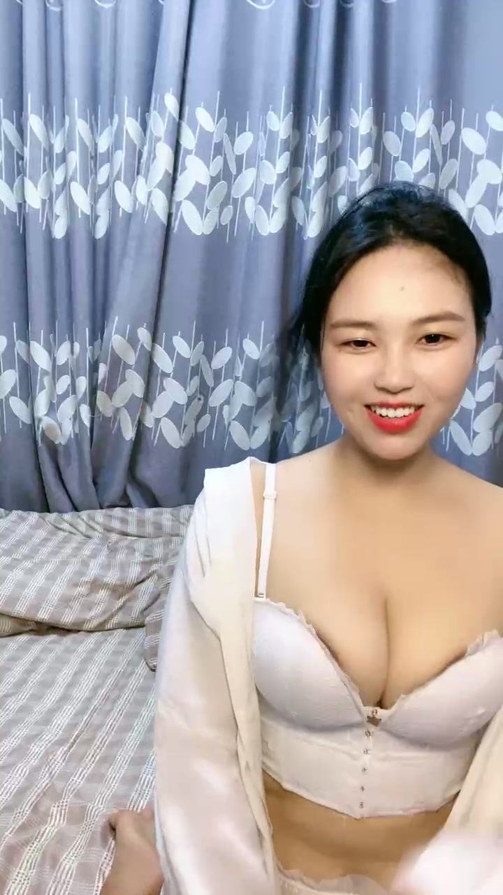 甜美酒窝新人小姐姐！撩下内衣揉大奶！多毛骚穴揉搓，翘起屁股怼着镜头，浪叫呻吟好听