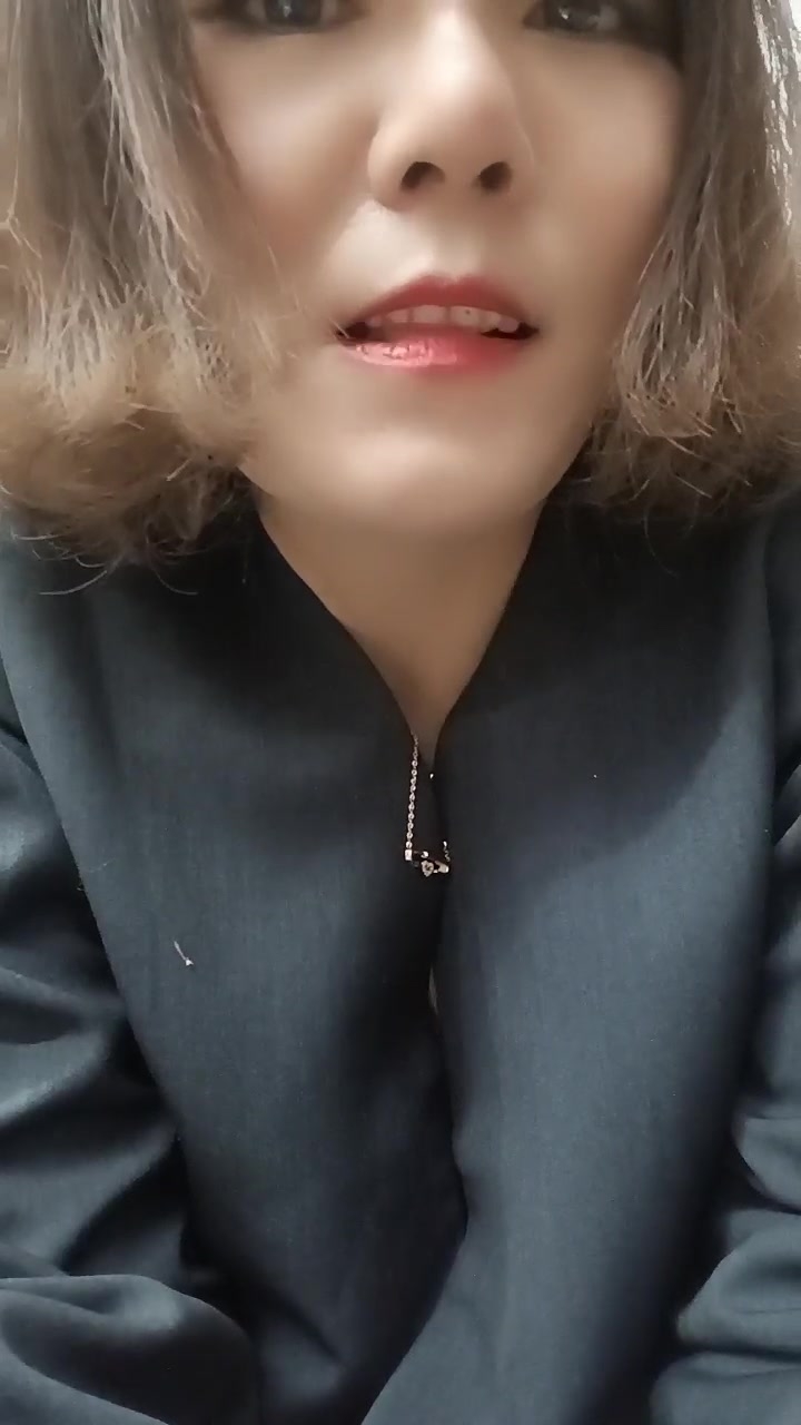 超市老板娘在店里偷偷的骚，全程露脸店里来人了都不知道，还给狼友看奶子和逼呢，开档黑丝夹着跳蛋漏着奶子