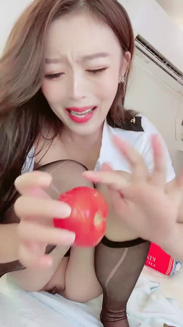 制服黑丝露脸颜值很高的虐逼狂人激情大秀直播，给逼逼里塞鸡蛋和西红柿，再让逼逼吐出来，长茄子插逼真刺激