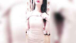 俊男靓妹直播大秀实录，跟狼友互动撩骚听指挥，像个母狗一样跪着口交吸蛋蛋，椅子沙发上各种抽插跳蛋玩逼