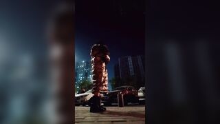 深夜的骚逼户外大秀直播，穿着羽绒服真空装上阵，逼逼里夹着跳蛋一路走一路骚哪人多往哪凑，漏出奶子和逼逼