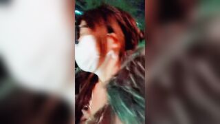 深夜的骚逼户外大秀直播，穿着羽绒服真空装上阵，逼逼里夹着跳蛋一路走一路骚哪人多往哪凑，漏出奶子和逼逼