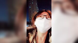 深夜的骚逼户外大秀直播，穿着羽绒服真空装上阵，逼逼里夹着跳蛋一路走一路骚哪人多往哪凑，漏出奶子和逼逼