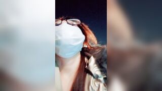 深夜的骚逼户外大秀直播，穿着羽绒服真空装上阵，逼逼里夹着跳蛋一路走一路骚哪人多往哪凑，漏出奶子和逼逼