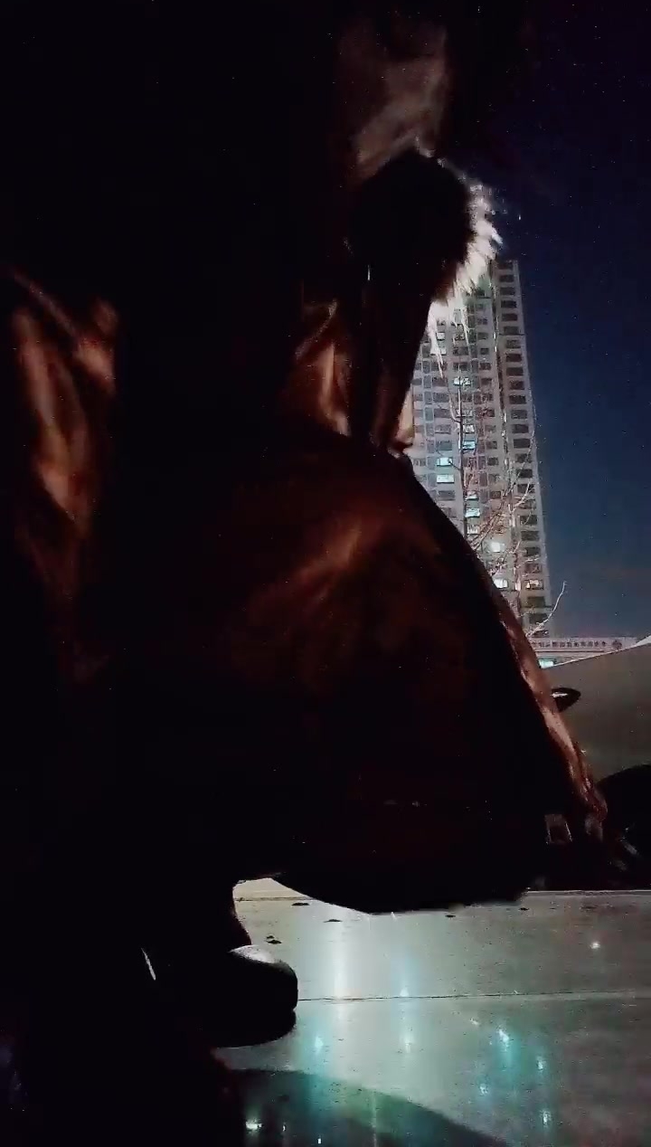 深夜的骚逼户外大秀直播，穿着羽绒服真空装上阵，逼逼里夹着跳蛋一路走一路骚哪人多往哪凑，漏出奶子和逼逼