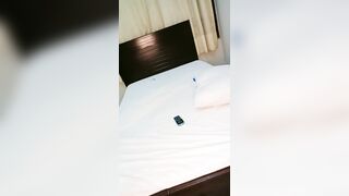 巴基斯坦巨乳美女！超棒颜值国人小伙操逼！掏出大屌让妹子舔，无毛骚逼猛操，两个奶子直晃动